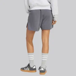 adidas Damen 3 Streifen Studio Locker geschnittene Fleece Shorts Aurora Onix