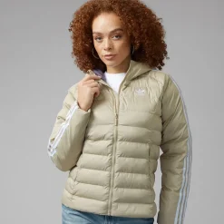 adidas Originals Damen Adicolor Kapuzenjacke mit Polsterung Wonder Beige/Grün/Preloved Ruby