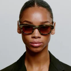 A Kjærbede Lane Sonnenbrille Striped Horn