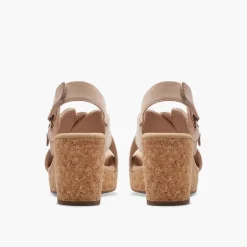 Clarks Damen Giselle Dove Keil Sandalen Sand Nubuck